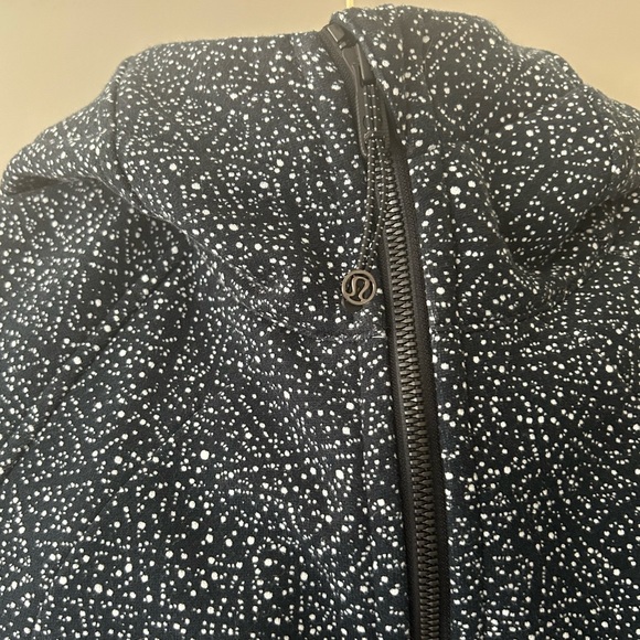 Lululemon Scuba Hoodie Light Cotton Fleece
Night View White Black - Picture 7 of 14